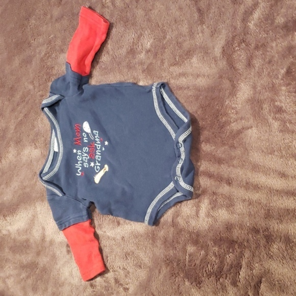 Baby long‎ sleeve onesie size 3 months